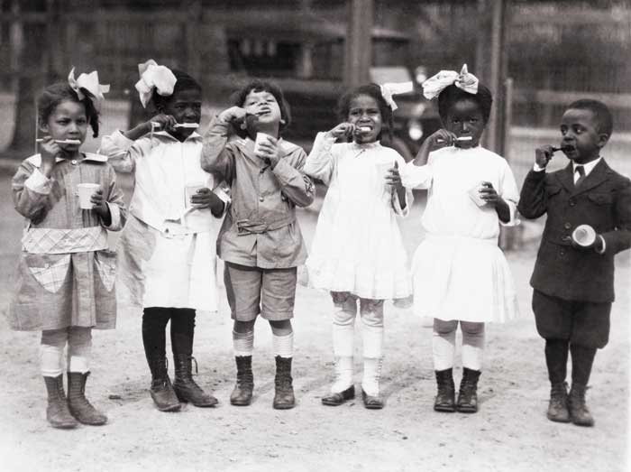 kids brushing their teeth