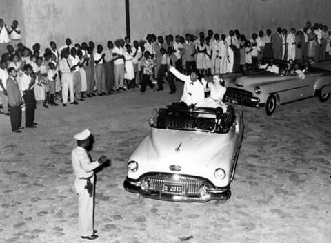 Black and white photo of movie stars in a car